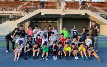 スタジアムでの受講生とコーチの集合写真