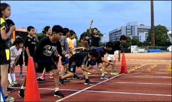 トラックでスタートダッシュの練習をする子どもたち