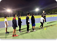 夜のトラックでの整列練習(技術スキル科目)