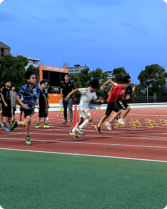 トラックでスタートダッシュする小学生たち