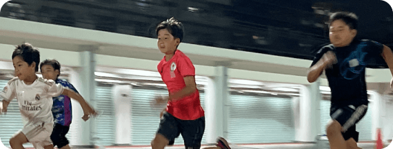 屋内通路を全力疾走する小学生