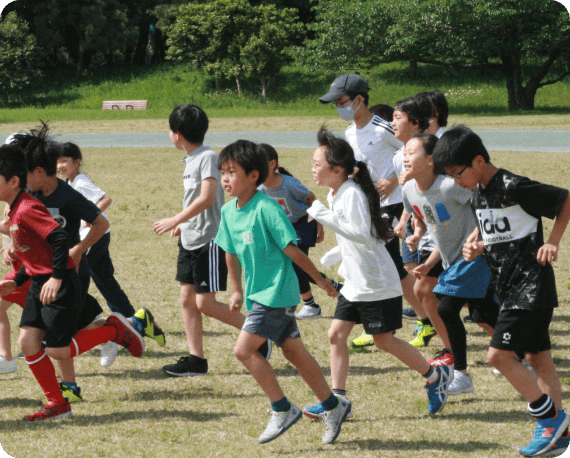 ラダーを使ったアジリティトレーニングをする子どもたち