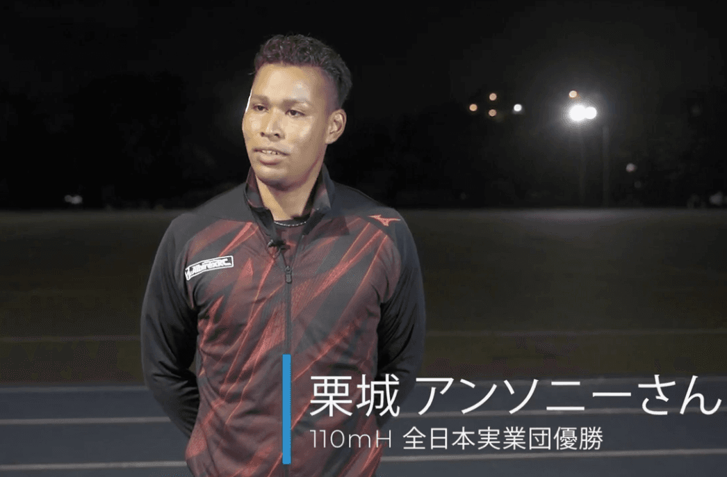 栗城アンソニー選手のインタビュー写真(夜の競技場)