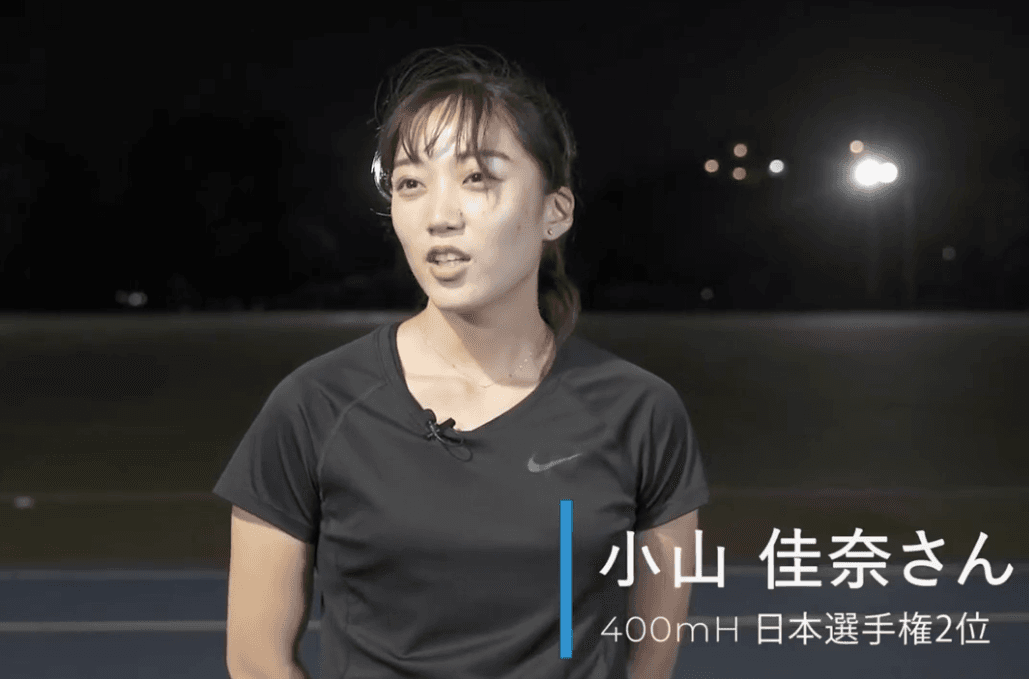 小山佳奈選手のインタビュー写真(夜の競技場)