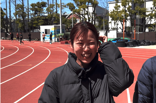 三浦愛華選手の写真(赤いトラックで撮影)